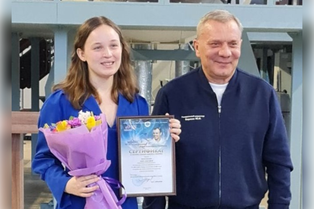 Треугольная вращающаяся система малых космических аппаратов для маневра на орбитах без химического топлива